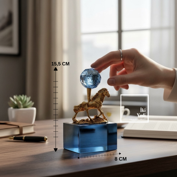 Pulcher Mavi Renkli İsli Eskitme Kristal Cam Kaideli Minik At Biblo Antik Tasarım Dekoratif Obje