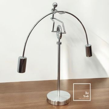 Newton Denge Adam Metal Balans Figürü – Dekoratif Masaüstü Ofis Aksesuarı ve İş Hediyesi
