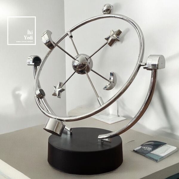 Thomas 3D Kuantum Tasarım Pilli Denge Balans Figürü – Masaüstü Ofis Aksesuarı ve İş Hediyesi