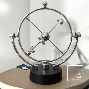 Thomas 3D Kuantum Tasarım Pilli Denge Balans Figürü – Masaüstü Ofis Aksesuarı ve İş Hediyesi