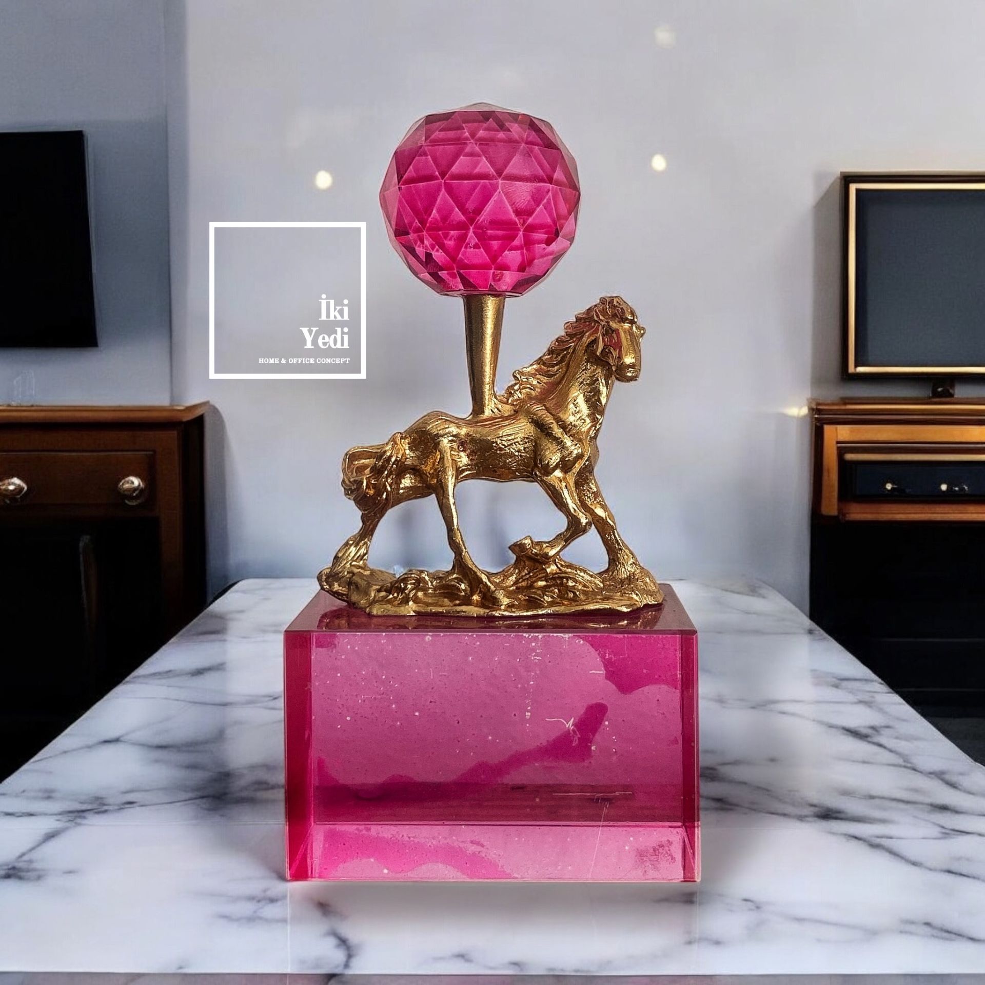 Valaker Altın At Figürlü Pembe Kristal Obje, Cam Dekoratif Biblo, Lüks Ev Ofis Hediyelik Aksesuar