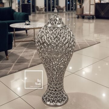 Bethany Gümüş Gri Renk Döküm Metal İşlemeli Büyük Boy Dekoratif Yer Vazosu 80 cm Salon Giriş Dekoru