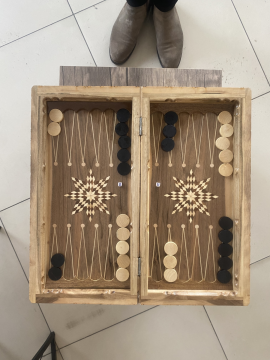 Santos Oyma Desen Masif Ahşap Tavla Takımı Parlak Kaplamalı Antik Tema Unutulmaz Hediye Backgammon