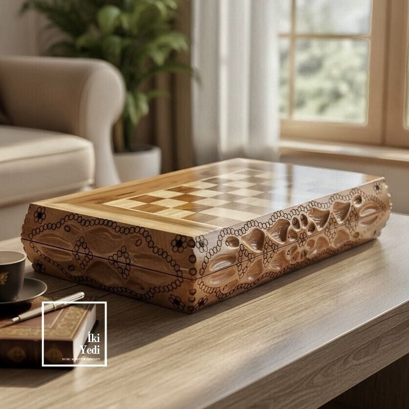 Santos Oyma Desen Masif Ahşap Tavla Takımı Parlak Kaplamalı Antik Tema Unutulmaz Hediye Backgammon