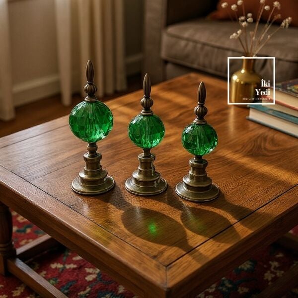 Evinizde Bir İngiliz Klasiği: Buckingham Kristal Zümrüt Yeşili Cam & Bronz 3'lü Dekoratif Obje Seti