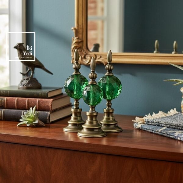 Evinizde Bir İngiliz Klasiği: Buckingham Kristal Zümrüt Yeşili Cam & Bronz 3'lü Dekoratif Obje Seti