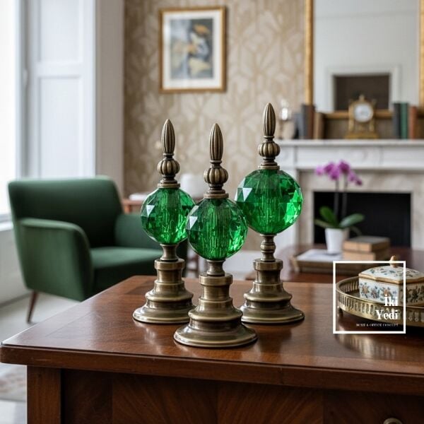 Evinizde Bir İngiliz Klasiği: Buckingham Kristal Zümrüt Yeşili Cam & Bronz 3'lü Dekoratif Obje Seti