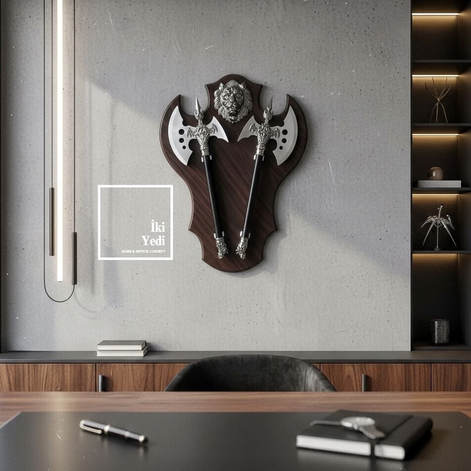 Tricasse 773 Aslan Figürlü Çift Balta Duvar Panosu Dekoru Güç Temalı Dekoratif Duvar Aksesuarı Ofis