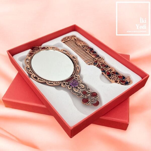 Timpani Tavuskuşu Tasarımlı Metal Ayna Tarak Seti Dekoratif Mini El Aynası Cep Tarağı Takımı Çanta İçi Kırmızı